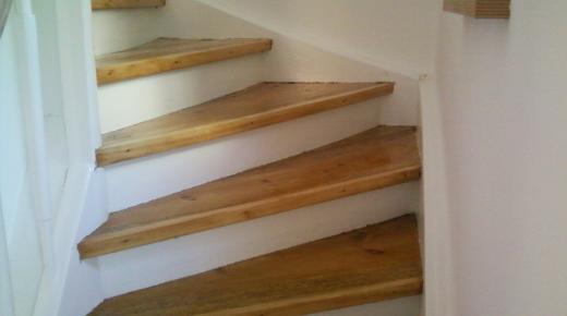 Treppe in weiß mit Holzstufen