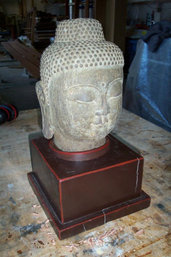 Budda auf Holzsockel