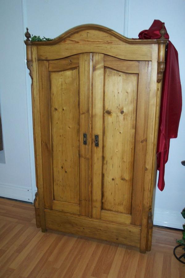 Holzschrank mit Tuch in rot