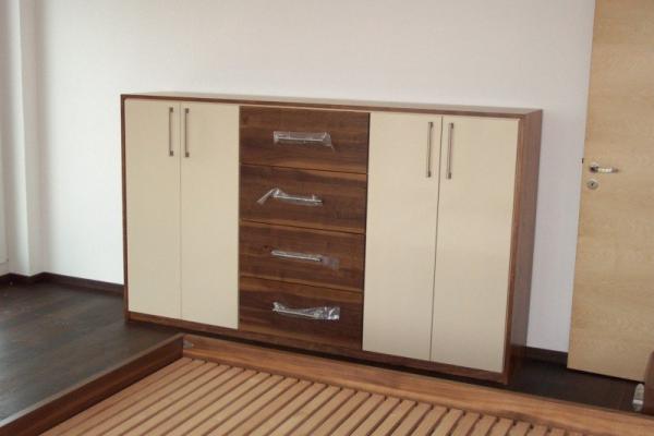 Kommode in beige mit Holz-Schubladen