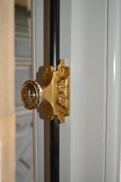 Halterung gold bei restauriertem Fenster